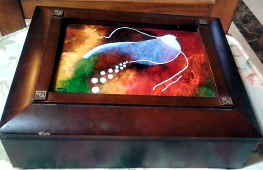 Caja de madera con tapa de esmalte a fuego en colores intensos