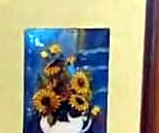 Esmalte: girasoles en jarra blanca sobre fondo azul