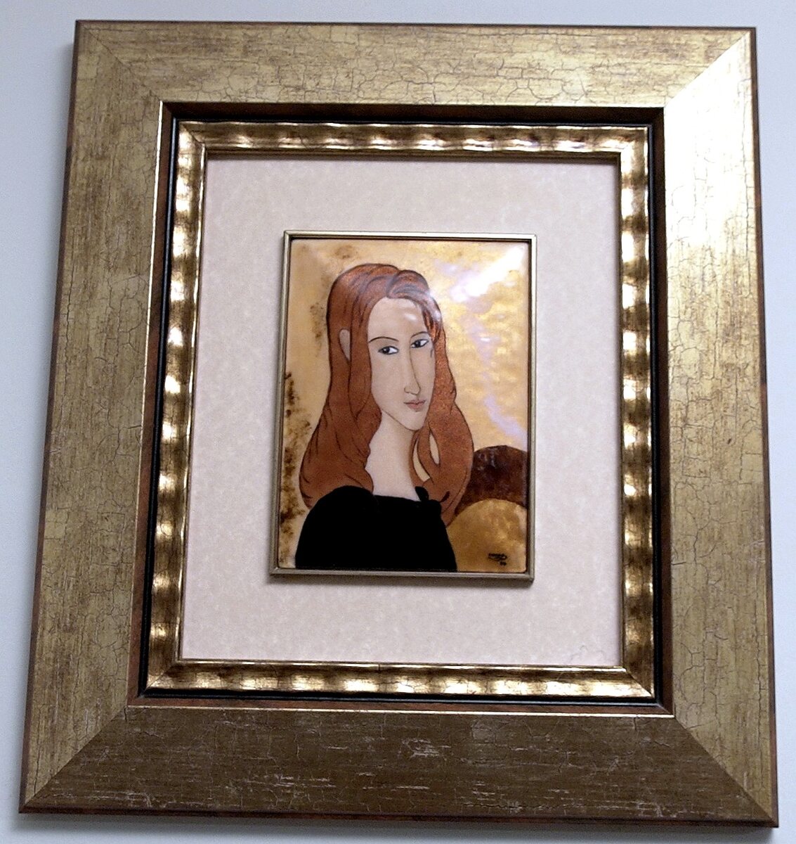 Esmalte a fuego: retrato de mujer de melena roja sobre fondo dorado, enmarcado