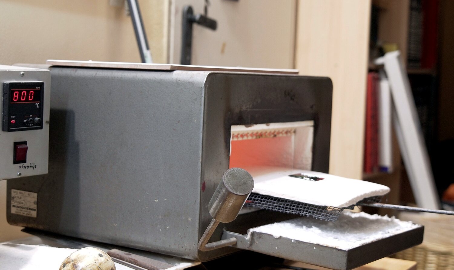 Horno de esmalte con el display marcando 800 grados