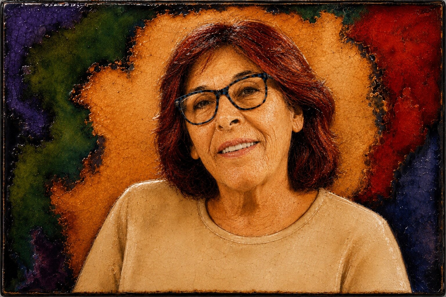 Retrato de Charo en esmalte a fuego: su rostro, con gafas, sobre un fondo de color abstracto